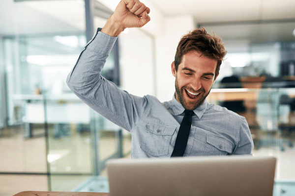 Décrocher une augmentation Image d’un salarié préparant un entretien pour demander une augmentation